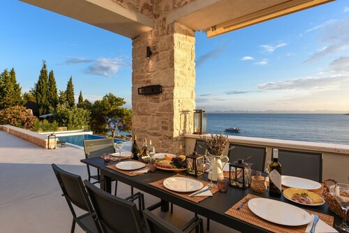 Welcome to the stunning Villa on the coast of the beautiful island of Pašman!