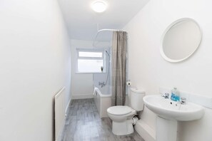 Shower, towels - 3 bedroom Property close to all amenities (Hartlepool)