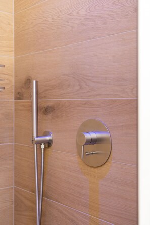 Douche, sèche-cheveux, serviettes fournies, savon