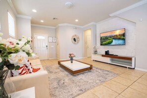 Fernseher, DVD-Player, Stereoanlage, Arbeitsbereiche