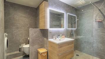 Een haardroger, handdoeken