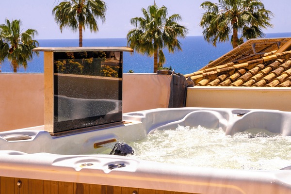 Outdoor spa tub
