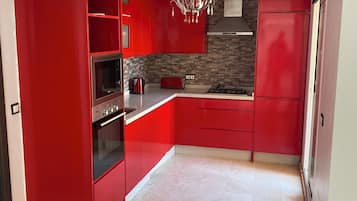 Frigorífico, microondas, horno y placa de cocina