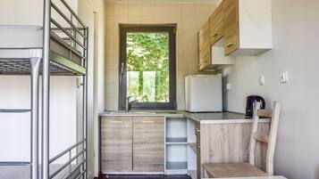 Refrigerador, parrilla de estufa y cafetera y tetera