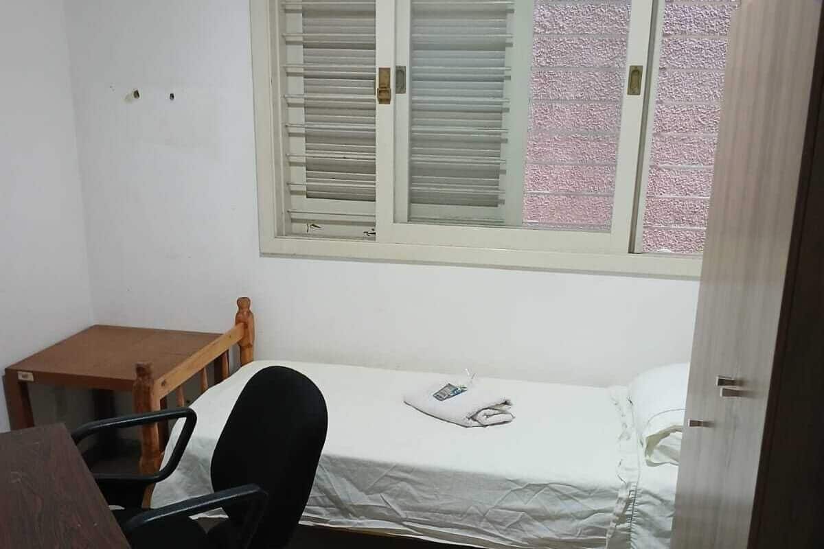 Habitación individual económica | Tabla de planchar con plancha