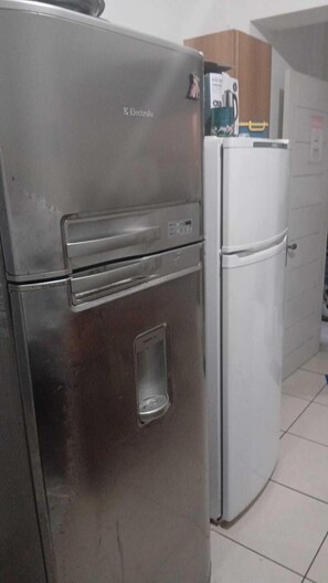 Fridge, microwave, cookware/dishes/utensils - Man's Place Hostel Masculino (Porto Alegre)