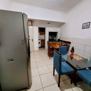 Microwave, cookware/dishes/utensils