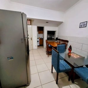 Microwave, cookware/dishes/utensils