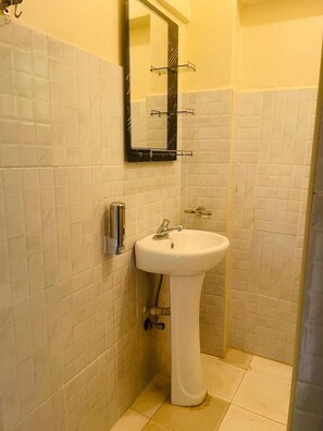 Toalhas de banho, sabonete, papel higiênico 