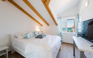 3 bedrooms, free WiFi, bed sheets - 3 bedroom stunning home in Tkon (Tkon)