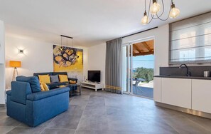 TV - 3 bedroom stunning home in Tkon (Tkon)