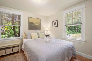 2 bedrooms, iron/ironing board, WiFi, bed sheets - Walk to Beach, Close to Town! (Orleans)