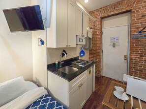 ซิตี้สตูดิโอ | ครัวส่วนตัว | ตู้เย็น, ไมโครเวฟ, เตาประกอบอาหาร, เครื่องครัว/จาน/ช้อนส้อม