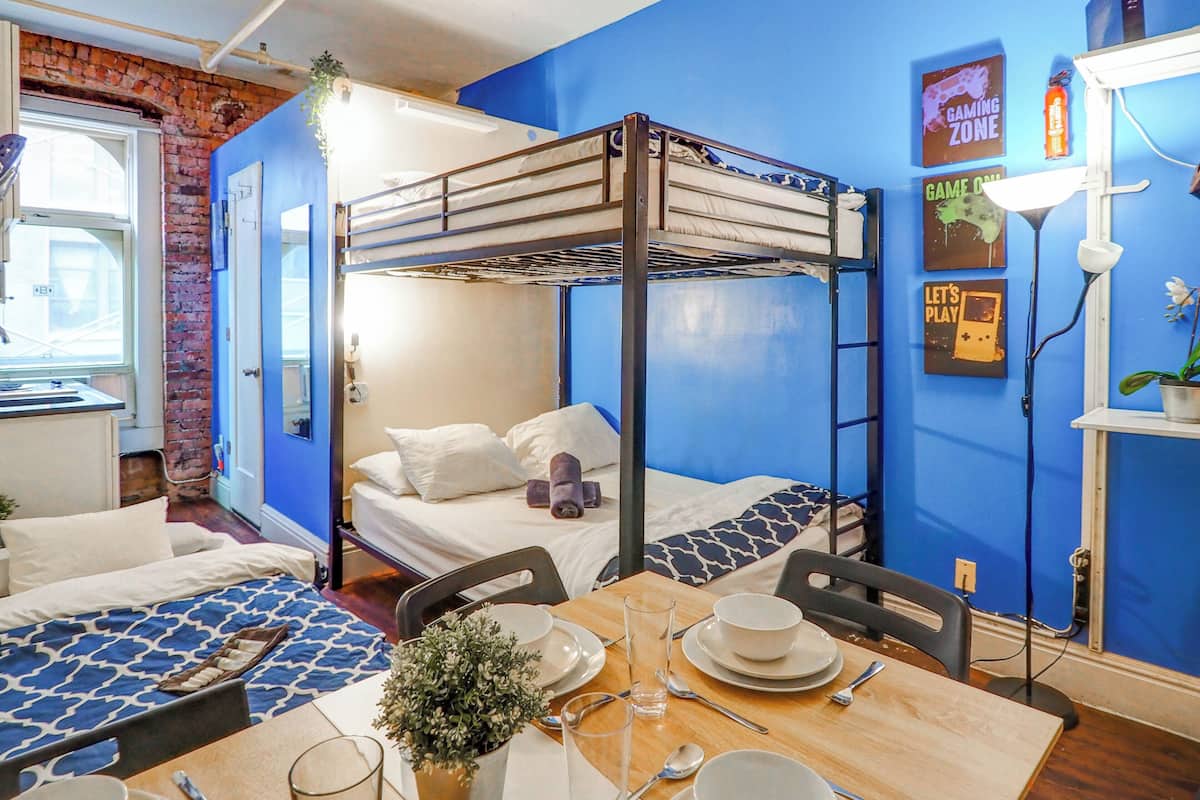Junior Studio | Desk, iron/ironing board, free WiFi