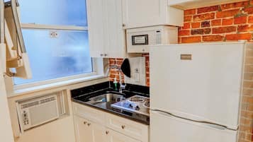 Standard Studio | Private kitchen | Fridge, microwave, stovetop, cookware/dishes/utensils