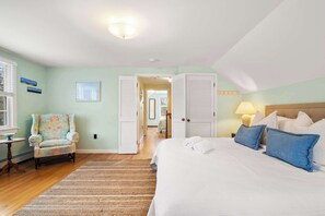 4 bedrooms, iron/ironing board, WiFi, bed sheets - Walk to Water, near Downtown Chatham! (Chatham)