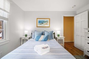 4 bedrooms, iron/ironing board, WiFi, bed sheets - Walk to Water, near Downtown Chatham! (Chatham)