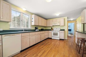 Fridge, microwave, oven, stovetop - Walk to Water, near Downtown Chatham! (Chatham)