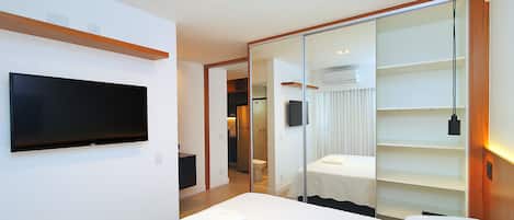 Deluxe Studio | Blackout drapes, iron/ironing board, free WiFi