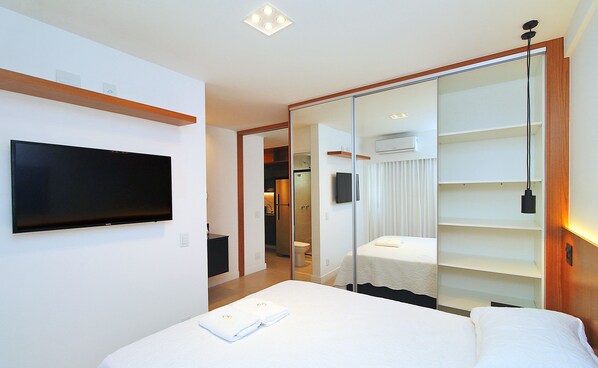 Deluxe Studio | Blackout drapes, iron/ironing board, free WiFi