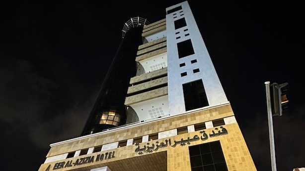 Et hotel med moderne arkitektur, kendetegnet ved en markant vertikal struktur og flere altaner.