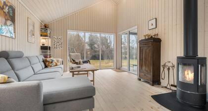 Beautiful home in Fårevejle with WiFi