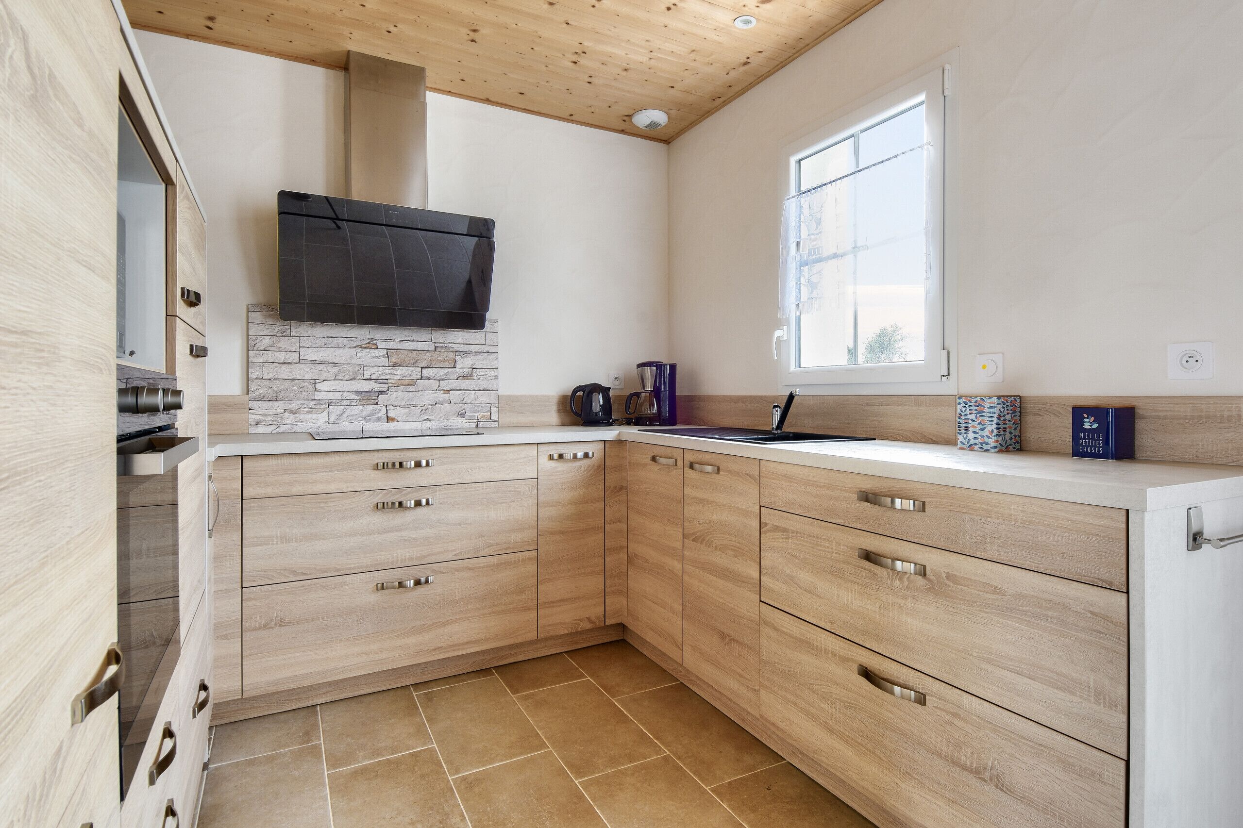 Een koelkast, een microgolfoven, een oven, een vaatwasser