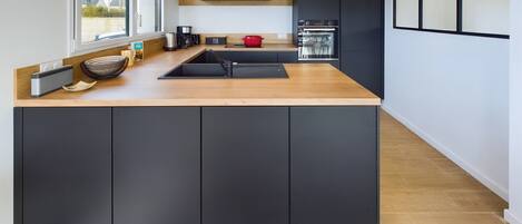 Réfrigérateur, micro-ondes, four, lave-vaisselle