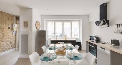 Maison moderne, en pierre avec terrasse pour 6