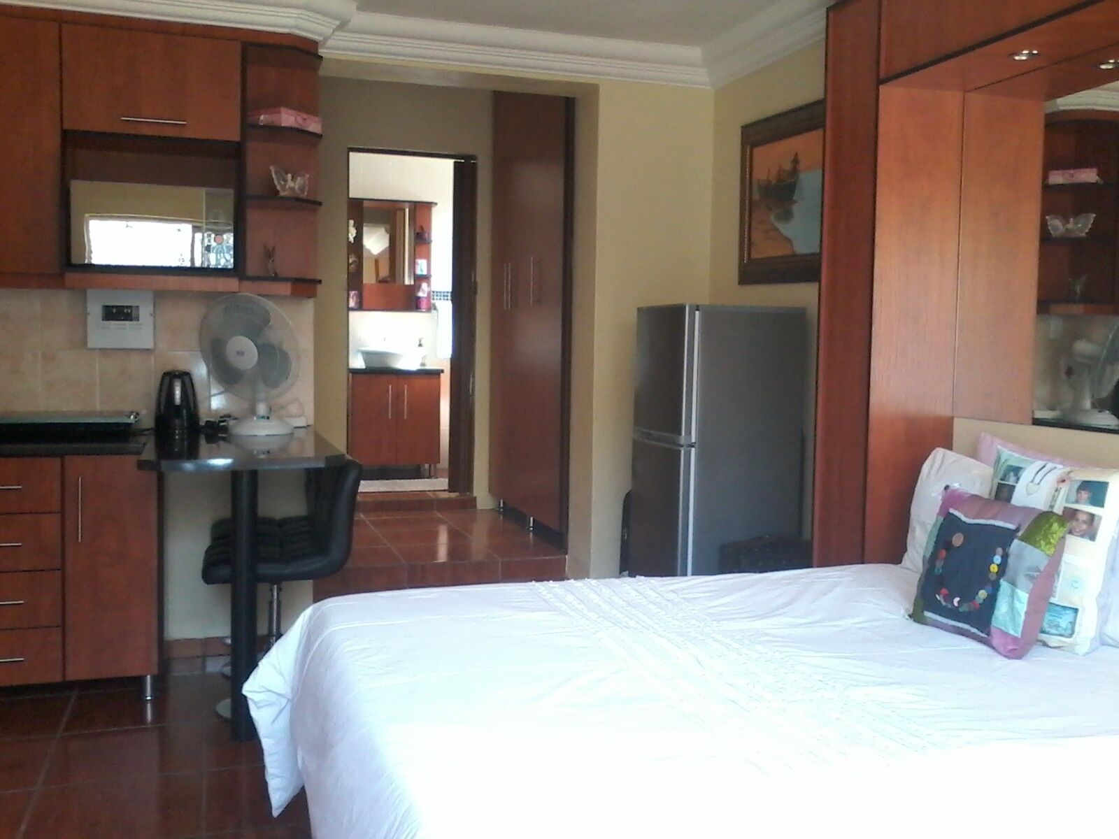 1 habitación, tabla de planchar con plancha, wifi y ropa de cama 