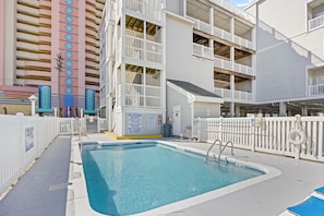 A heated pool - Pier Watch Villas-Sleeps-14 6bed/4bath-(10 beds)-Pools-WIFI-Free Parking (North Myrtle Beach)