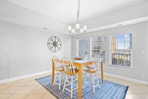 Dining - Pier Watch Villas-Sleeps-14 6bed/4bath-(10 beds)-Pools-WIFI-Free Parking (North Myrtle Beach)