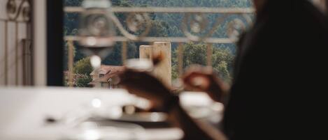 Breakfast, lunch, dinner served; local and international cuisine