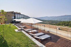 A rooftop terrace with sun loungers and umbrellas, overlooking a mountainous landscape. - The Vinea Collection Hotel by Piamonte Hotels (Monção)