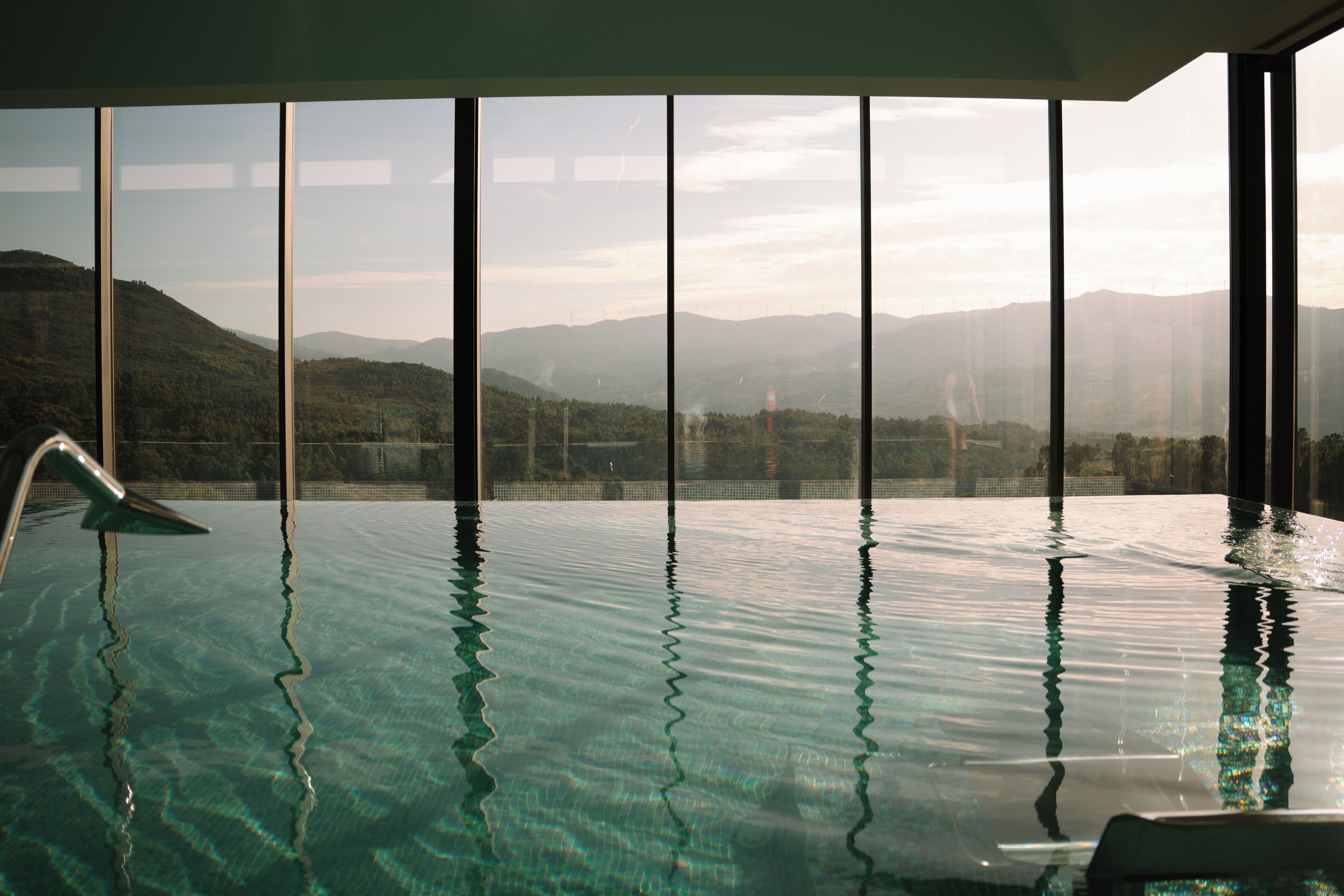 Piscine couverte, parasols de plage, chaises longues