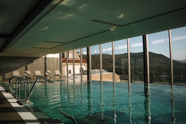 Indoor pool, pool umbrellas, pool loungers - The Vinea Collection Hotel by Piamonte Hotels (Monção)