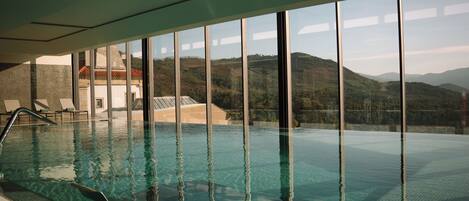 Innenpool, Sonnenschirme, Liegestühle