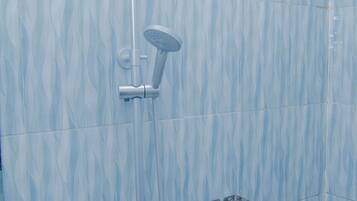 Habitación doble Deluxe, para no fumadores | Regadera en el baño