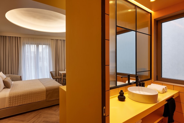 Junior Suite | Peralatan tempat tidur premium, bar mini, peti besi dalam bilik