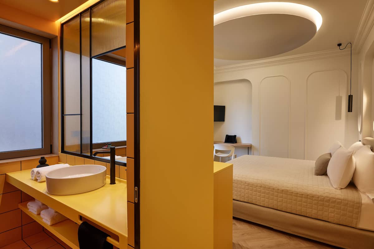 Superior Double Room | 1 bedroom, premium bedding, minibar, in-room safe