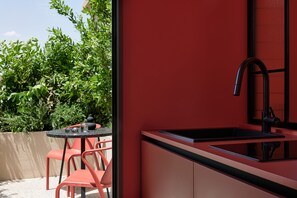 Studio Deluxe | Eget kök | Minikylskåp, mikrovågsugn, spishäll och vattenkokare