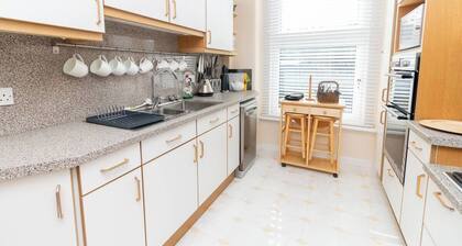 Charming 2-Bedroom Upper Floor Apartment with Stunning River Views