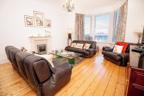 Charming 2-Bedroom Upper Floor Apartment with Stunning River Views