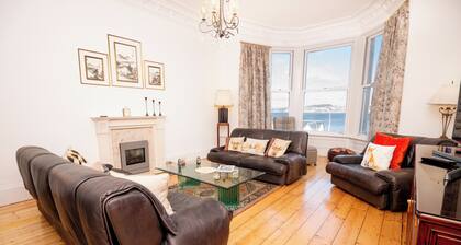 Charming 2-Bedroom Upper Floor Apartment with Stunning River Views