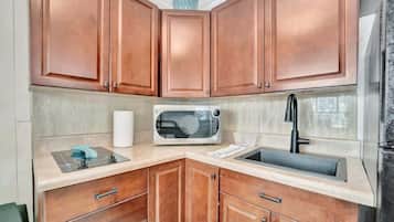 Jääkaappi, mikroaaltouuni, liesi, kahvin-/teenkeitin