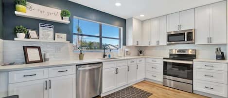 Een koelkast, een microgolfoven, een oven, een kookplaat