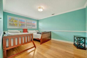 4 bedrooms, desk, iron/ironing board, travel crib - BBQ & Pool Day! Large 4B 12 minutes to the Beach! (Largo)