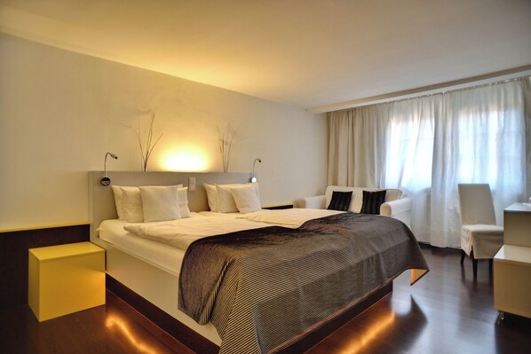 Bureau, espace de travail pour ordinateur portable, Wi-Fi gratuit