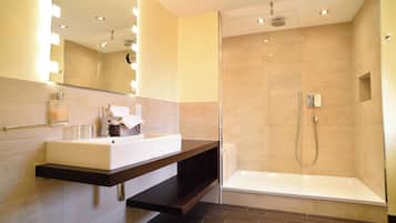 Double Room | Bathroom | Hair dryer, towels, soap, shampoo