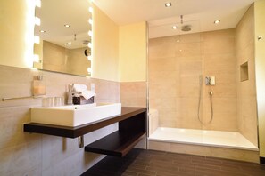 Bathroom - Hotel-Restaurant Schillingshof (Friedland)